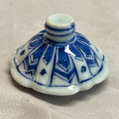 A pair of Chinese blue and white covered mustard pots with floral design — 照片 27