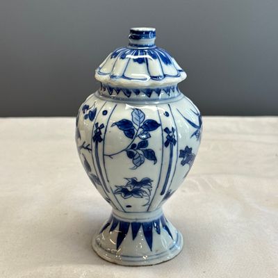 A pair of Chinese blue and white covered mustard pots with floral design — 照片 35