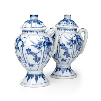 A pair of Chinese blue and white covered mustard pots with floral design, Transitional period