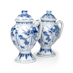 A pair of Chinese blue and white covered mustard pots with floral design — 照片 1