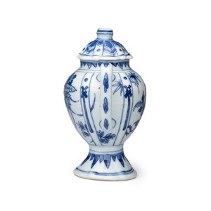 A pair of Chinese blue and white covered mustard pots with floral design — 照片 3