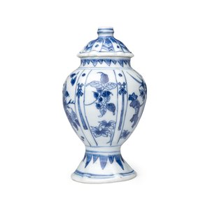 A pair of Chinese blue and white covered mustard pots with floral design — 照片 5