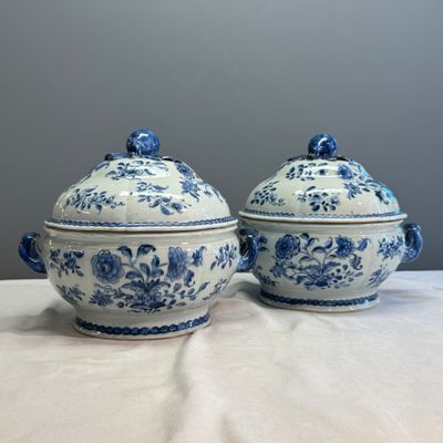 A pair of Chinese blue and white covered tureens with floral design — photo 1