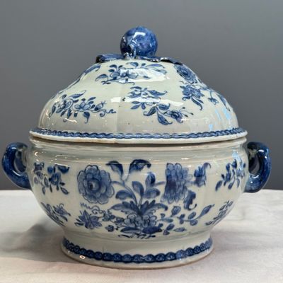 A pair of Chinese blue and white covered tureens with floral design — photo 2