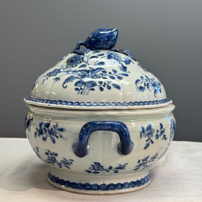 A pair of Chinese blue and white covered tureens with floral design — photo 3