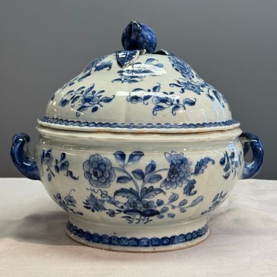 A pair of Chinese blue and white covered tureens with floral design — photo 4