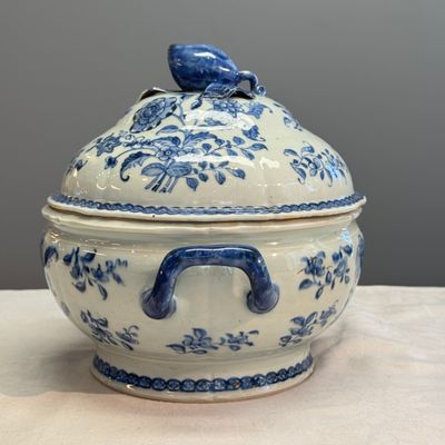 A pair of Chinese blue and white covered tureens with floral design — photo 5