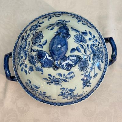 A pair of Chinese blue and white covered tureens with floral design — photo 6