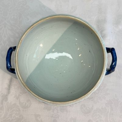 A pair of Chinese blue and white covered tureens with floral design — photo 7
