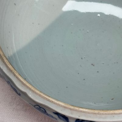 A pair of Chinese blue and white covered tureens with floral design — photo 8