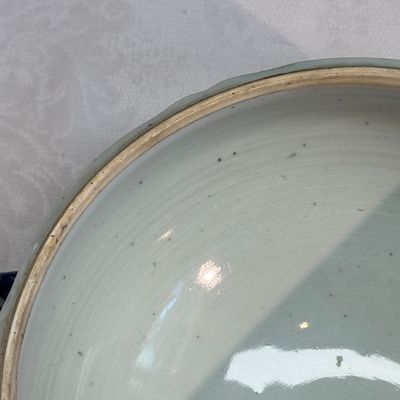 A pair of Chinese blue and white covered tureens with floral design — photo 9