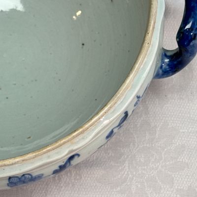 A pair of Chinese blue and white covered tureens with floral design — photo 11