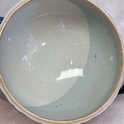A pair of Chinese blue and white covered tureens with floral design — photo 12