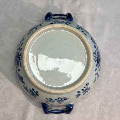 A pair of Chinese blue and white covered tureens with floral design — photo 14