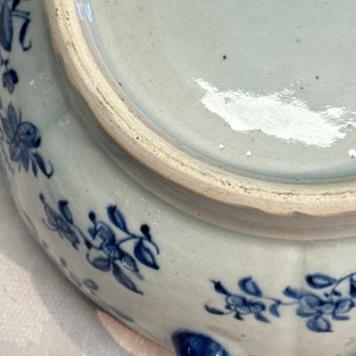 A pair of Chinese blue and white covered tureens with floral design — photo 15