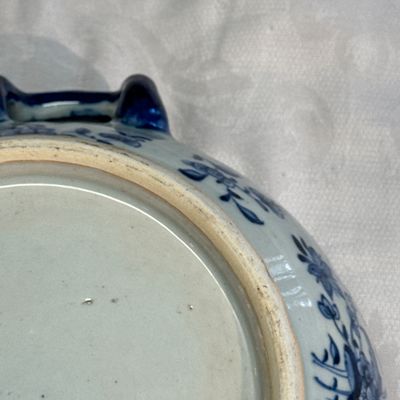 A pair of Chinese blue and white covered tureens with floral design — photo 17