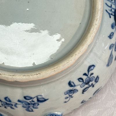 A pair of Chinese blue and white covered tureens with floral design — photo 18