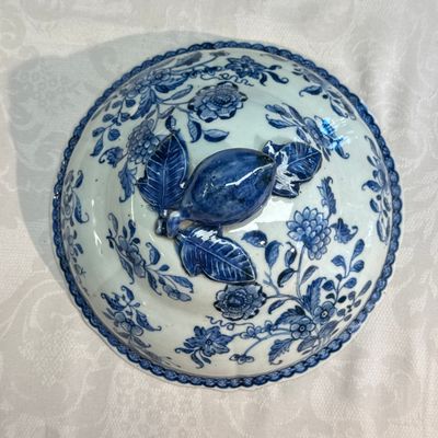 A pair of Chinese blue and white covered tureens with floral design — photo 20
