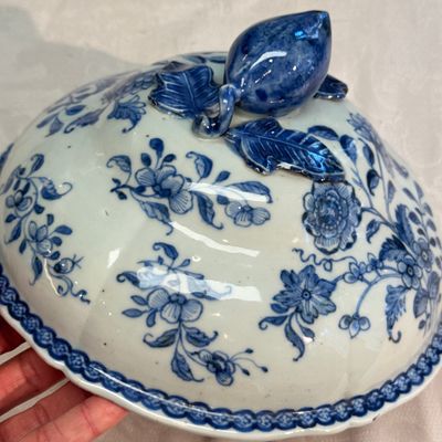 A pair of Chinese blue and white covered tureens with floral design — photo 21