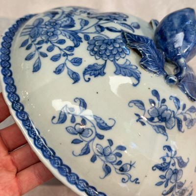A pair of Chinese blue and white covered tureens with floral design — photo 22