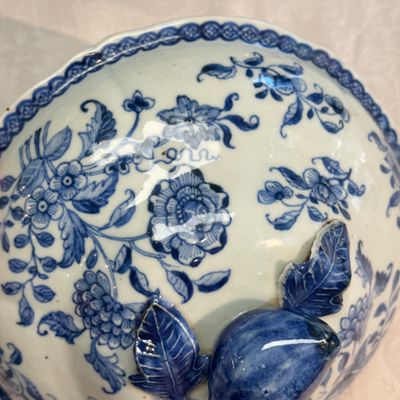 A pair of Chinese blue and white covered tureens with floral design — photo 23