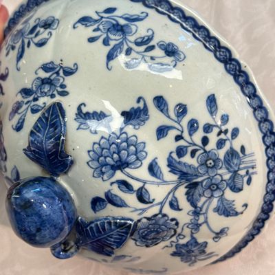 A pair of Chinese blue and white covered tureens with floral design — photo 24