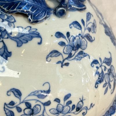 A pair of Chinese blue and white covered tureens with floral design — photo 25