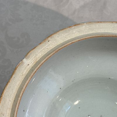 A pair of Chinese blue and white covered tureens with floral design — photo 30
