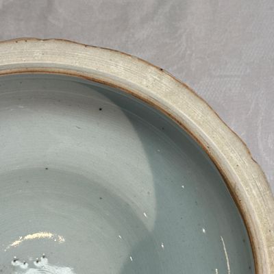 A pair of Chinese blue and white covered tureens with floral design — photo 31