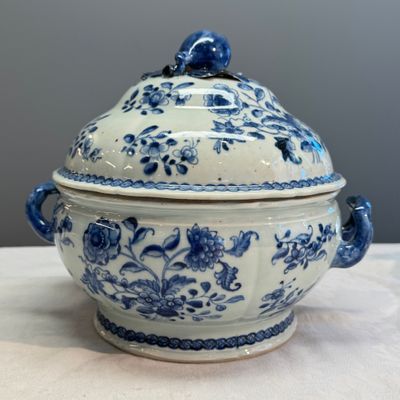 A pair of Chinese blue and white covered tureens with floral design — photo 36