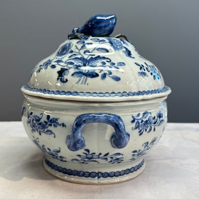 A pair of Chinese blue and white covered tureens with floral design — photo 37
