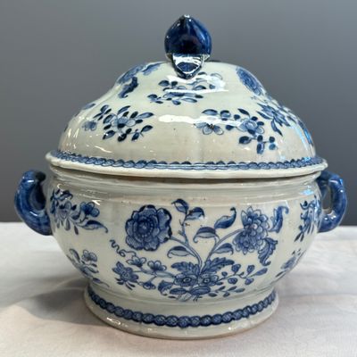 A pair of Chinese blue and white covered tureens with floral design — photo 38