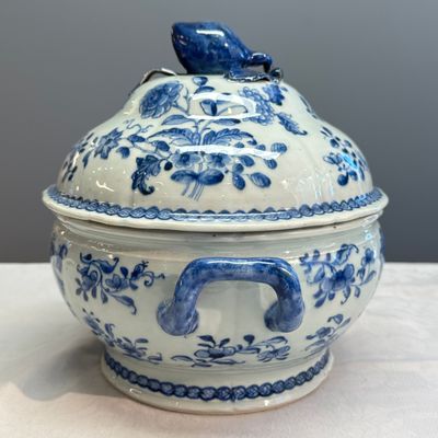 A pair of Chinese blue and white covered tureens with floral design — photo 39