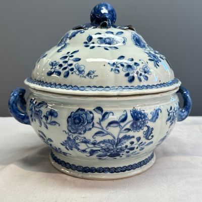 A pair of Chinese blue and white covered tureens with floral design — photo 40