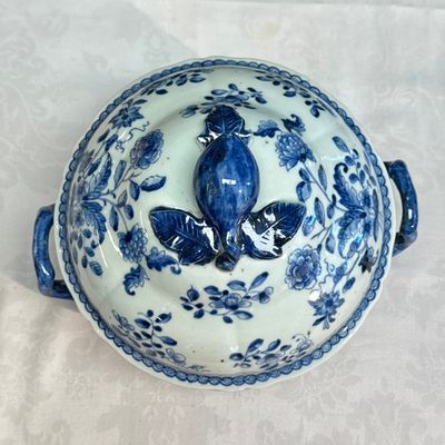A pair of Chinese blue and white covered tureens with floral design — photo 41