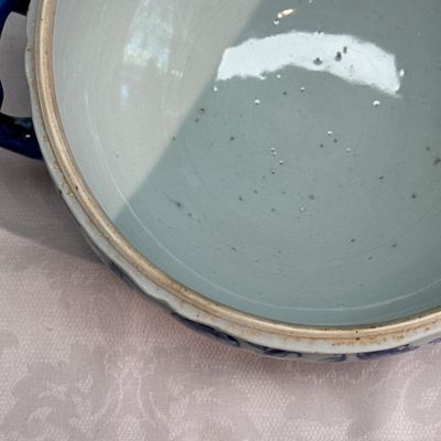 A pair of Chinese blue and white covered tureens with floral design — photo 42