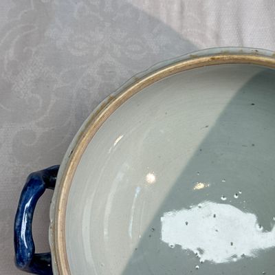 A pair of Chinese blue and white covered tureens with floral design — photo 43