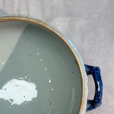 A pair of Chinese blue and white covered tureens with floral design — photo 44