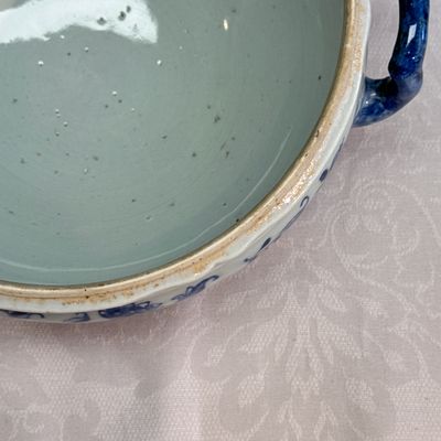 A pair of Chinese blue and white covered tureens with floral design — photo 45