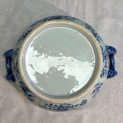 A pair of Chinese blue and white covered tureens with floral design — photo 47