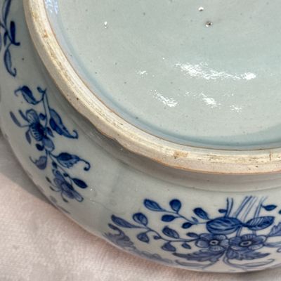 A pair of Chinese blue and white covered tureens with floral design — photo 48