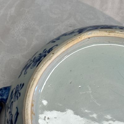 A pair of Chinese blue and white covered tureens with floral design — photo 49