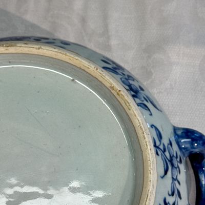 A pair of Chinese blue and white covered tureens with floral design — photo 50