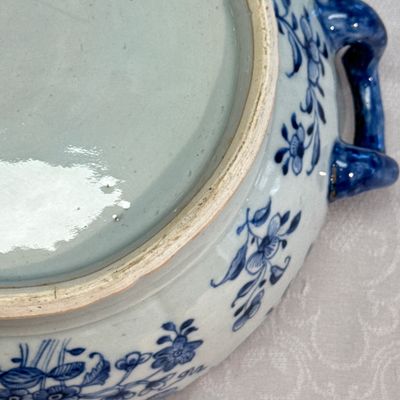 A pair of Chinese blue and white covered tureens with floral design — photo 51