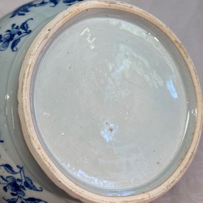 A pair of Chinese blue and white covered tureens with floral design — photo 52