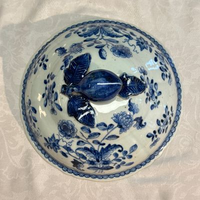 A pair of Chinese blue and white covered tureens with floral design — photo 53