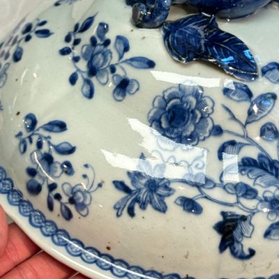 A pair of Chinese blue and white covered tureens with floral design — photo 54