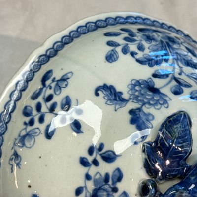 A pair of Chinese blue and white covered tureens with floral design — photo 55