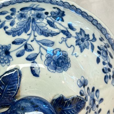 A pair of Chinese blue and white covered tureens with floral design — photo 56