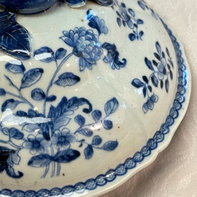 A pair of Chinese blue and white covered tureens with floral design — photo 57